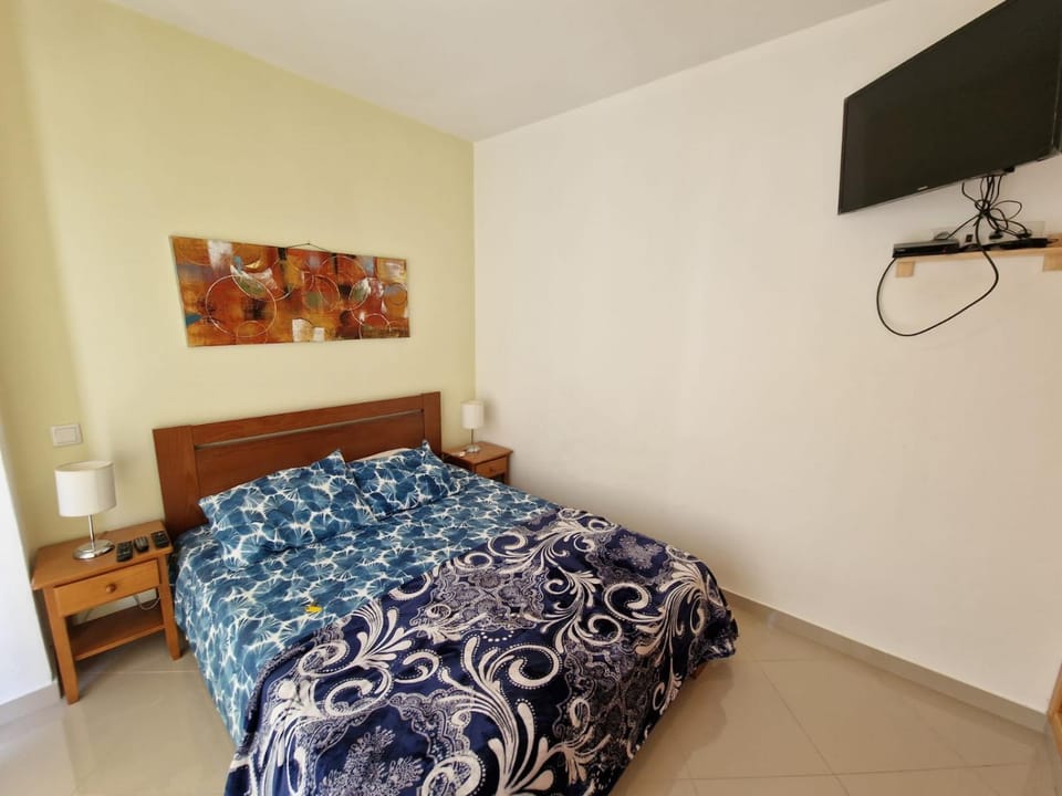 Bed, TV and multimedia, Photo of the whole room, Bedroom