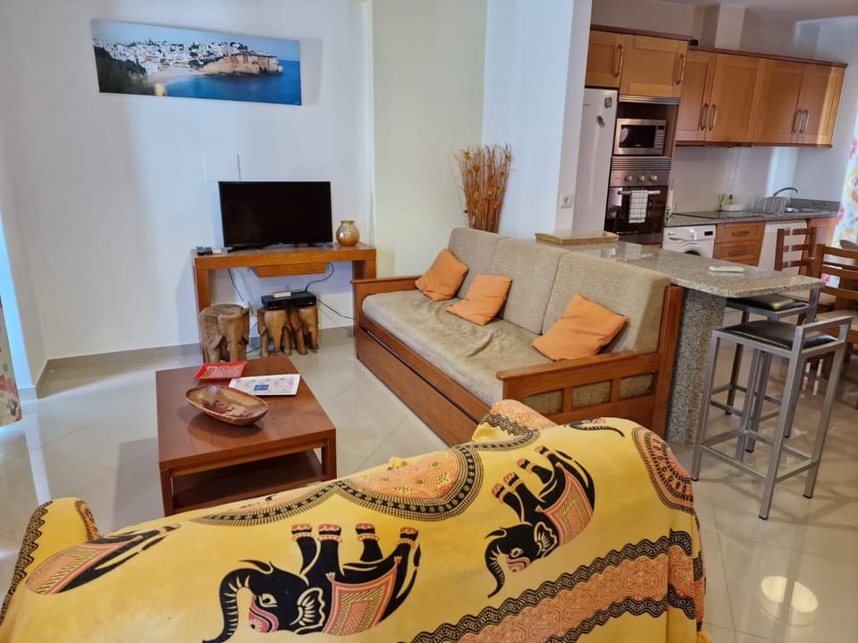 Kitchen or kitchenette, Living room, minibar