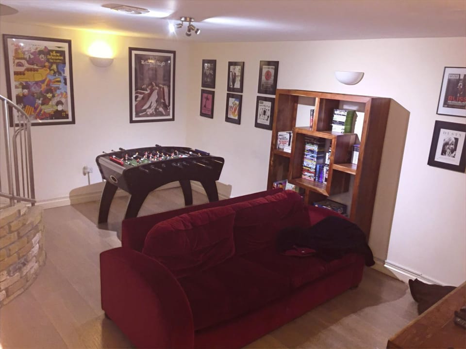 Game Room, TV and multimedia, Living room, Seating area, Entertainment
