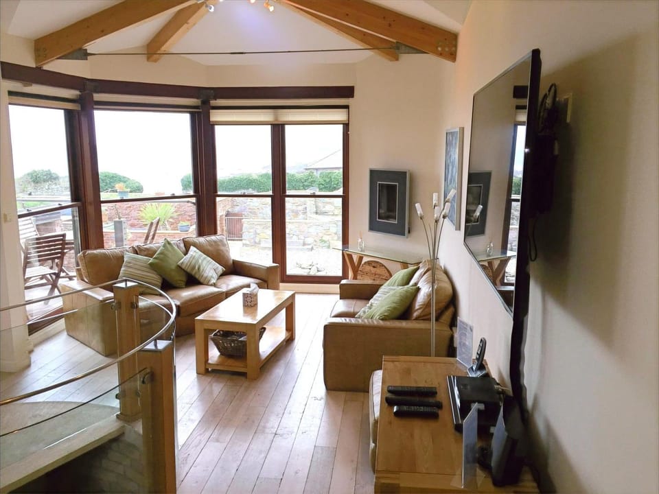 Communal lounge/ TV room, TV and multimedia, Living room, Seating area, Evening entertainment, Sea view