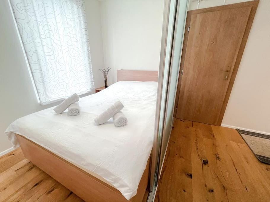 Bed, Bedroom, towels