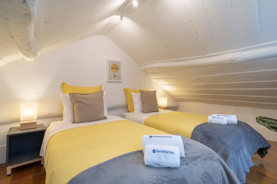 Bed, Bedroom, towels