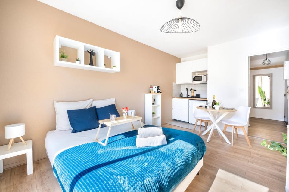 Coffee/tea facilities, Kitchen or kitchenette, Photo of the whole room, Bedroom, microwave
