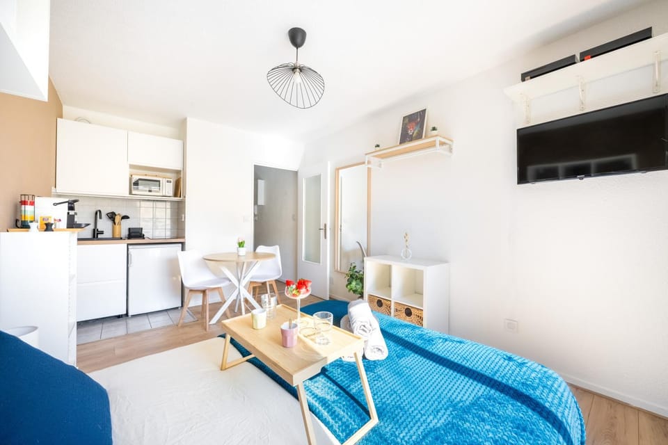 Bed, TV and multimedia, Coffee/tea facilities, Kitchen or kitchenette, Seating area, Dining area, microwave