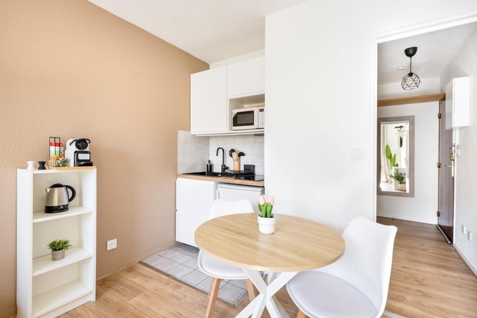 Coffee/tea facilities, Kitchen or kitchenette, microwave, stove