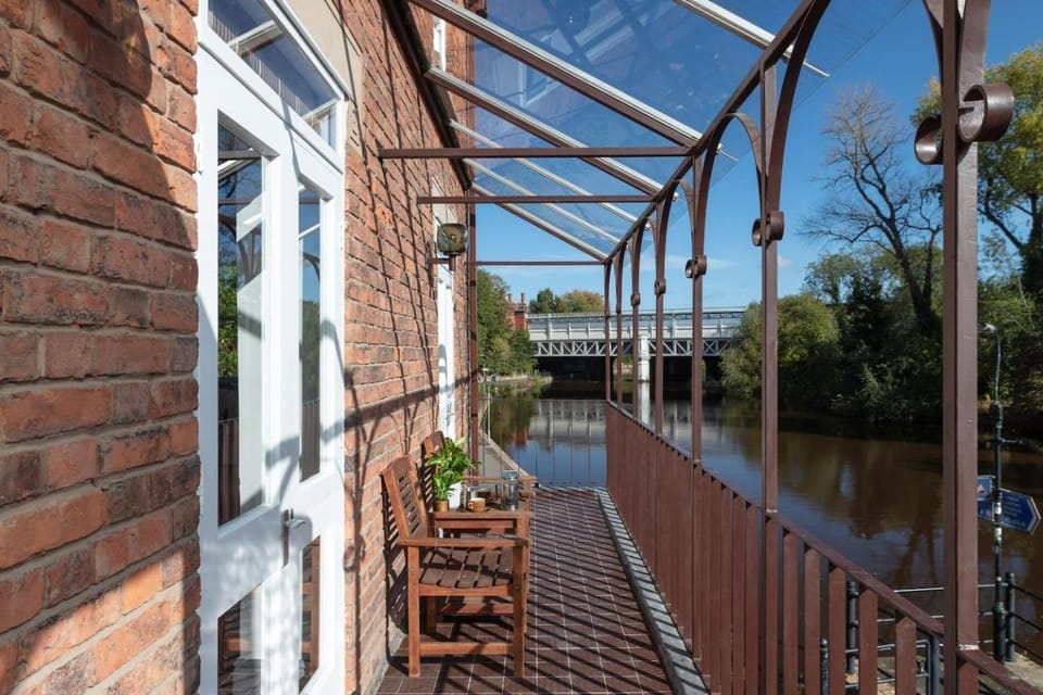 3 Bedroom House - Overlooking River - Town Centre House in Shrewsbury