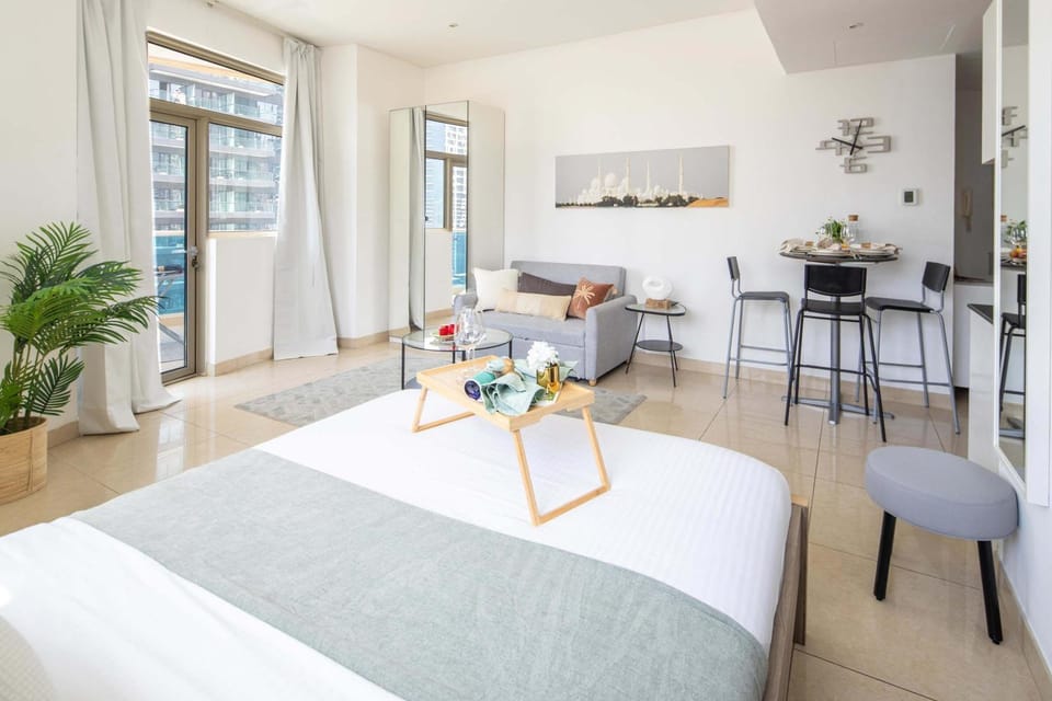 Frank Porter - Yach Bay Apartment in Dubai