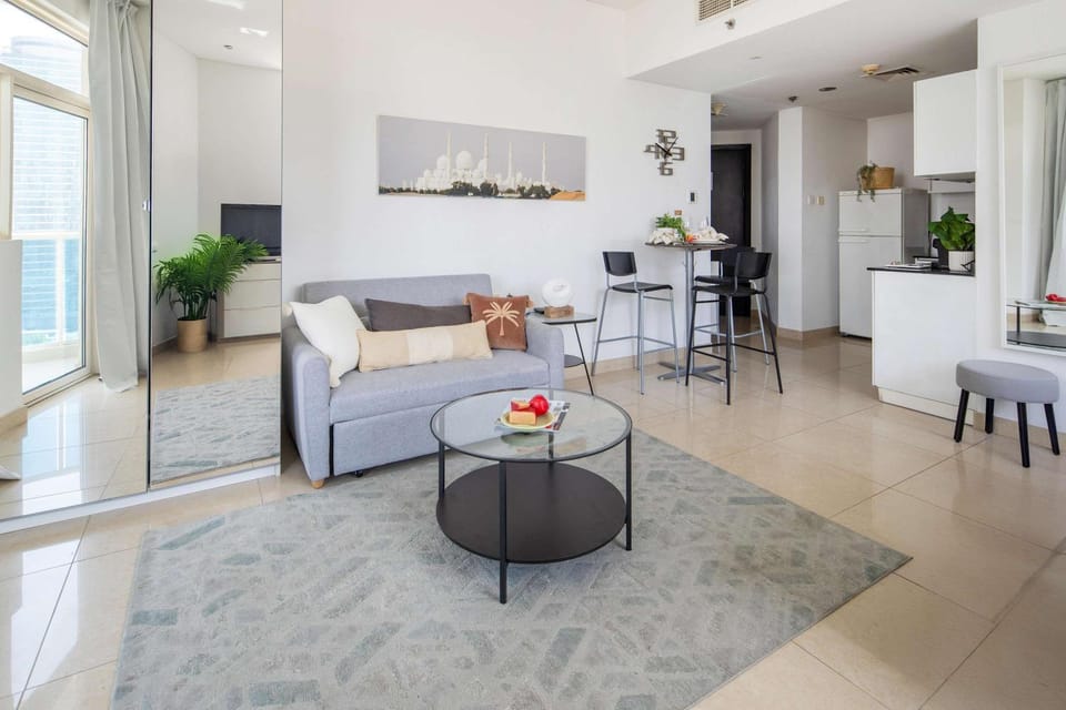 Frank Porter - Yach Bay Apartment in Dubai