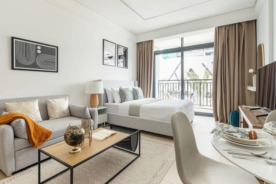 Bed, Living room, Seating area, Dining area