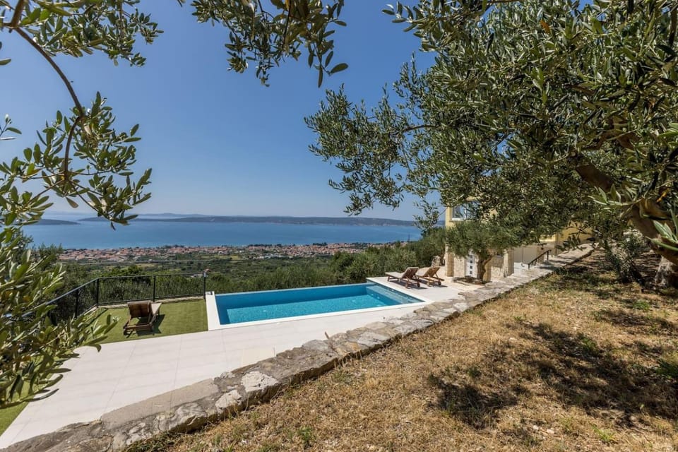 Day, Natural landscape, Pool view, Sea view, Swimming pool, sunbed