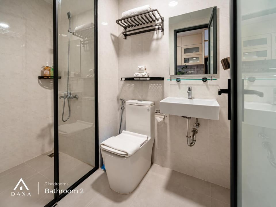 Shower, Toilet, Bathroom, towels