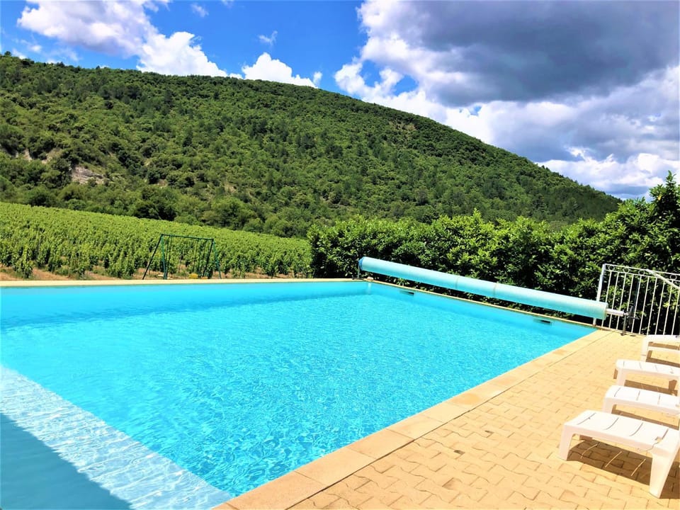 Gîte 12-14p, 5ch, 3sdb, piscine chauffée en saison, terrain de pétanque et jeux extérieurs extérieurs House in Provence-Alpes-Côte d'Azur