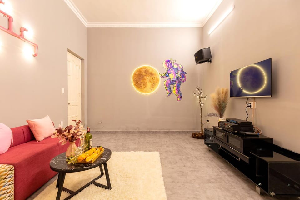 Communal lounge/ TV room, TV and multimedia, Living room, Seating area, Evening entertainment