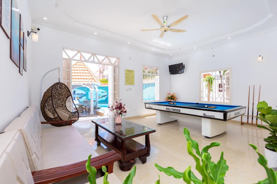 Communal lounge/ TV room, Billiard, Game Room, Table tennis, TV and multimedia, Living room, Seating area, Evening entertainment