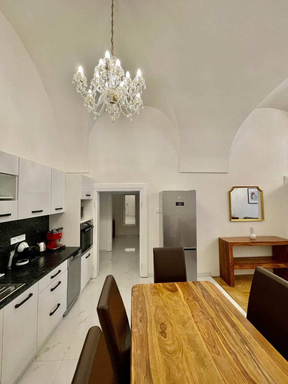 Kitchen or kitchenette, Dining area