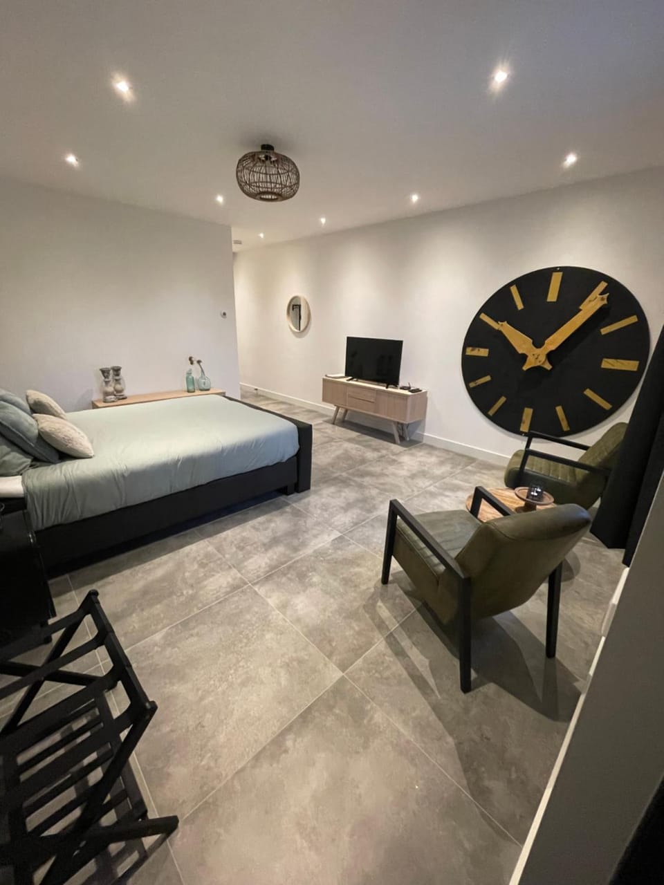 Bed, TV and multimedia, Photo of the whole room, Seating area, Bedroom