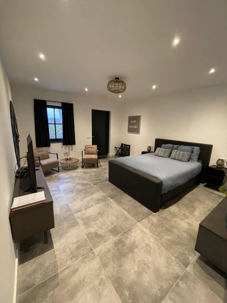 Bed, Photo of the whole room, Seating area, Bedroom