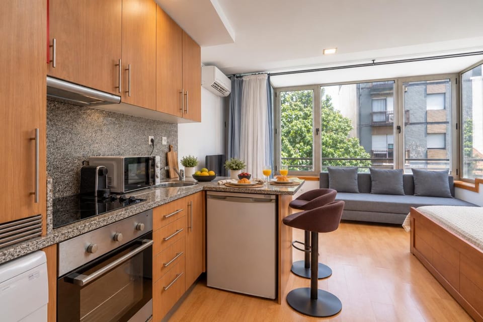 Coffee/tea facilities, Kitchen or kitchenette, Living room, Seating area, Dining area, oven, stove