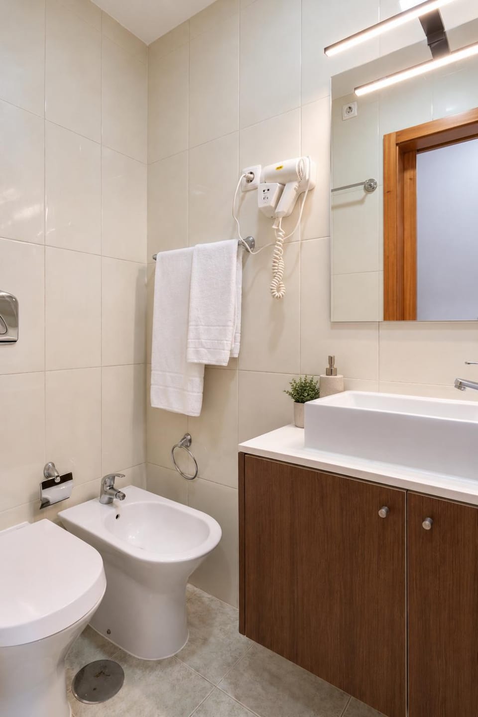 Shower, Toilet, Bathroom, bidet, towels