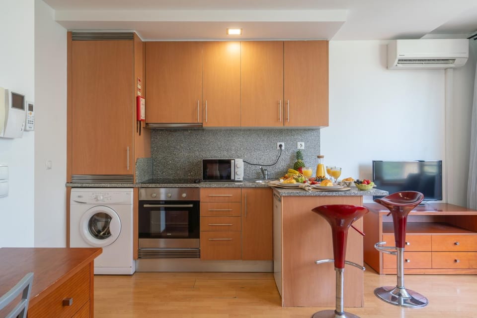 Coffee/tea facilities, Kitchen or kitchenette, Dining area, oven, stove, toaster, washing machine