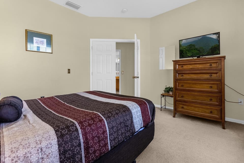 Bed, TV and multimedia, Bedroom