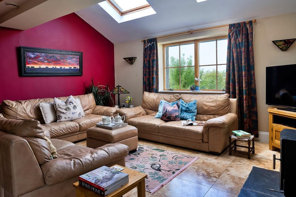 Communal lounge/ TV room, TV and multimedia, Living room, Seating area, Evening entertainment