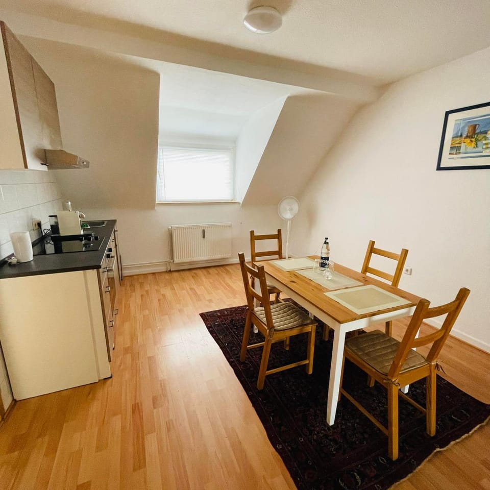 Kitchen or kitchenette, Dining area, minibar, stove