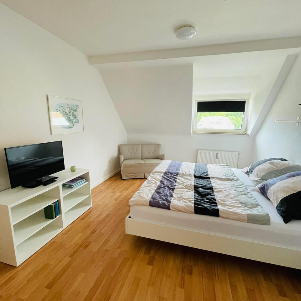 Bed, TV and multimedia, Bedroom