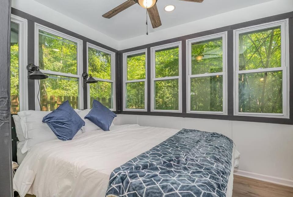 Black Cabin Getaway in Woods I Valpo Cabin in Valparaiso