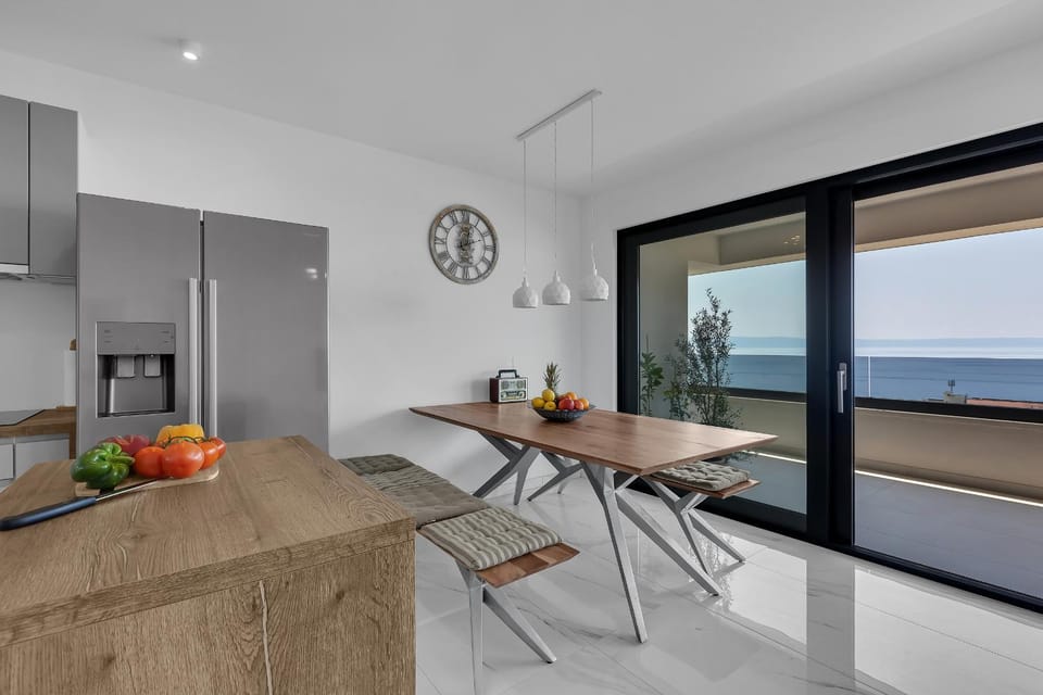 Kitchen or kitchenette, Dining area