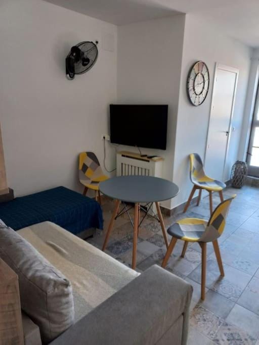 TV and multimedia, Living room, Seating area, Evening entertainment