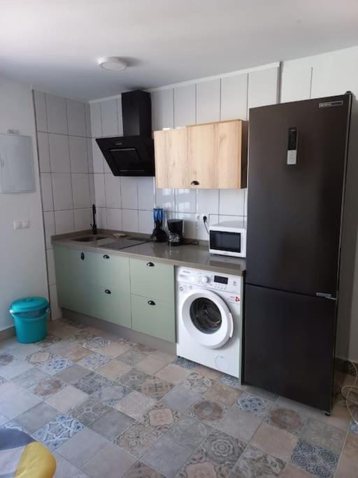 Kitchen or kitchenette, minibar, stove, washing machine