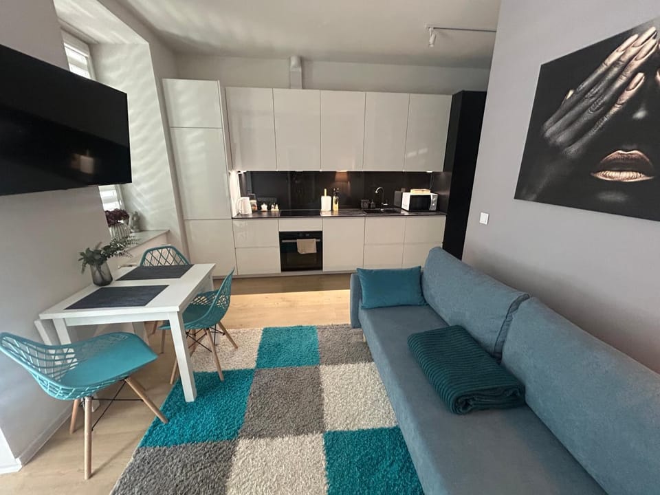 TV and multimedia, Kitchen or kitchenette, Living room, Seating area, Dining area, stove