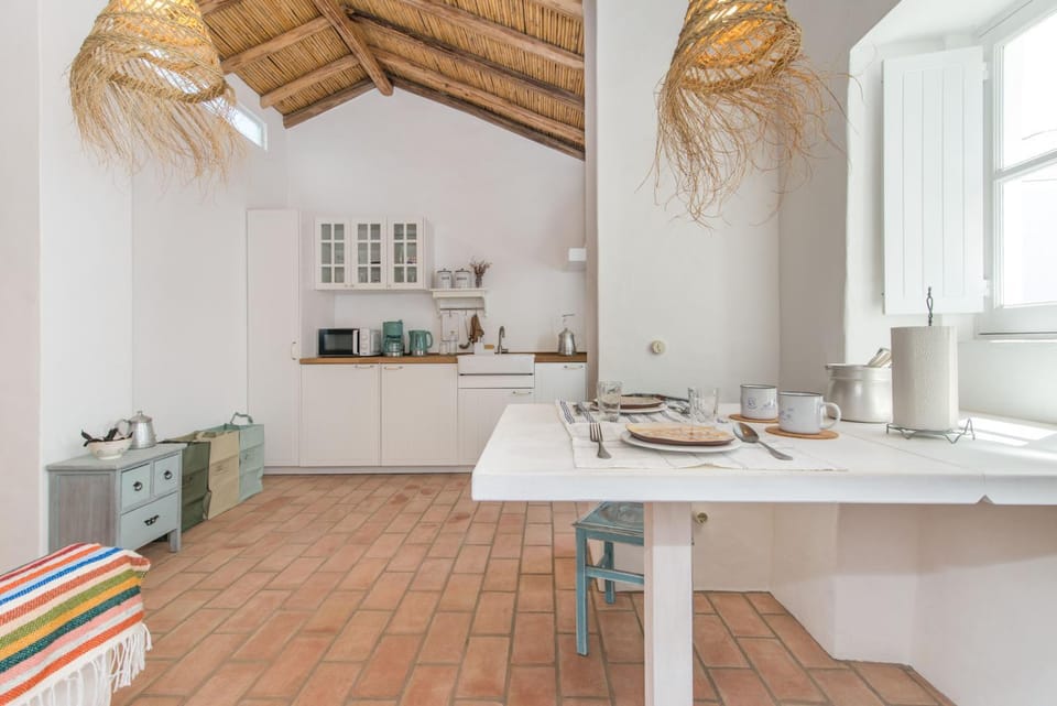 Coffee/tea facilities, Kitchen or kitchenette, Food and drinks, Dining area