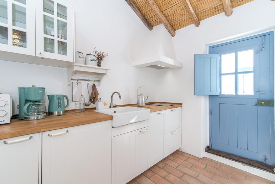 Coffee/tea facilities, Kitchen or kitchenette, stove