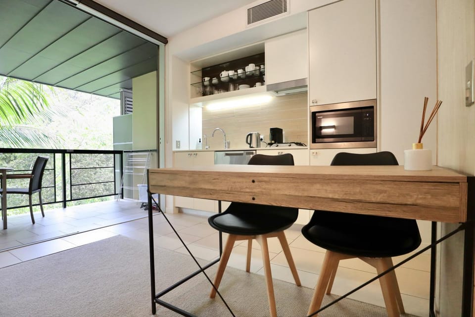 Restful rainforest retreat mins from Hastings st 9407 Apartment in Noosa Heads