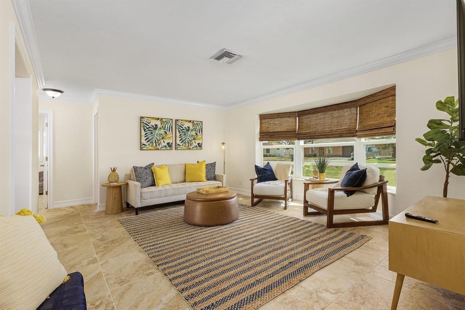 Coastal Naples Pool Retreat Pet-Friendly Tiki Bar Oasis House in Naples