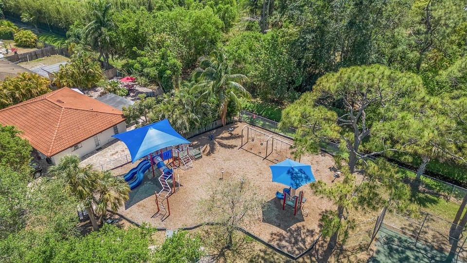 Coastal Naples Pool Retreat Pet-Friendly Tiki Bar Oasis House in Naples