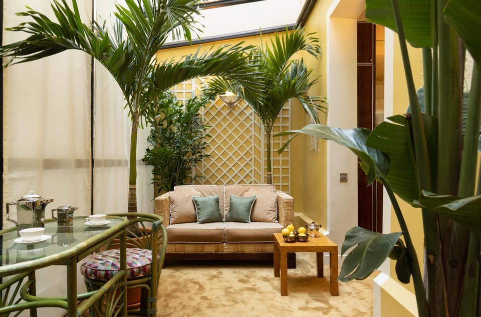 Garden, Living room, Seating area, Dining area