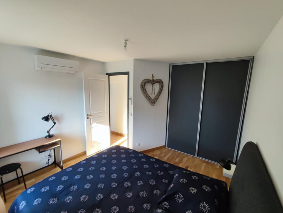 Bed, Photo of the whole room, Bedroom, wardrobe, air conditioner