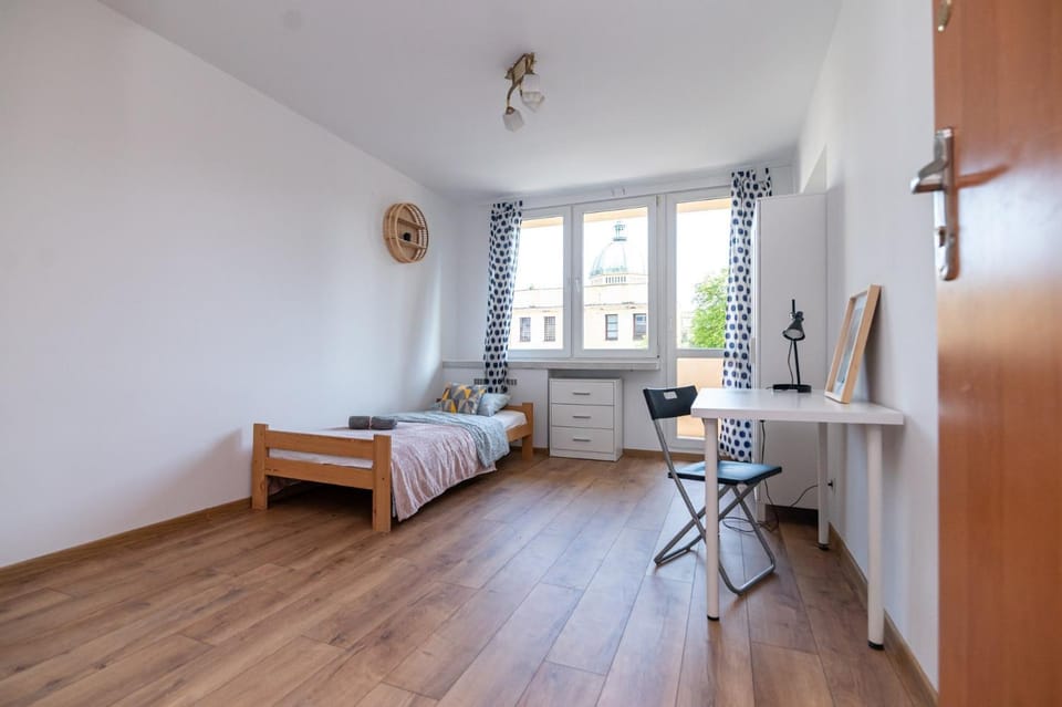 Bed, Living room, Photo of the whole room, Seating area, Bedroom, hair dresser