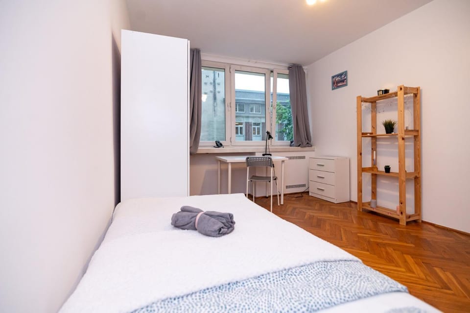 Bed, Living room, Photo of the whole room, Seating area, Bedroom, towels