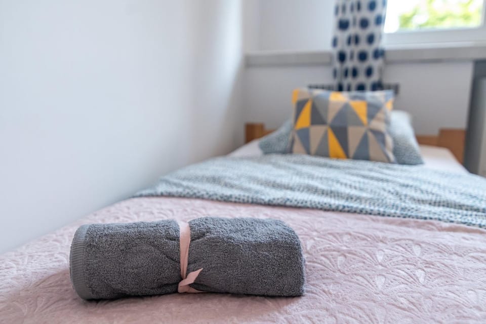 Bed, Photo of the whole room, Bedroom, towels