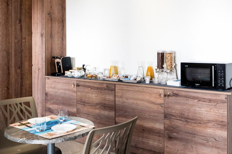 Coffee/tea facilities, Food and drinks, Breakfast, minibar