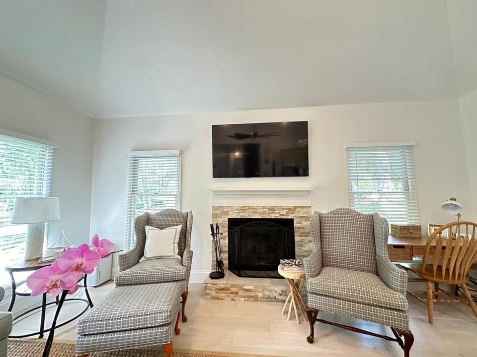 Communal lounge/ TV room, TV and multimedia, Living room, Seating area