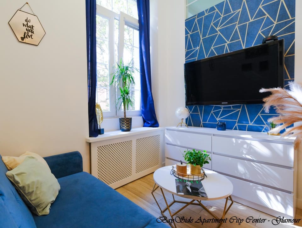 TV and multimedia, Living room, Seating area, Evening entertainment