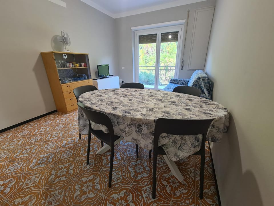 TV and multimedia, Living room, Seating area, Dining area, hair dresser