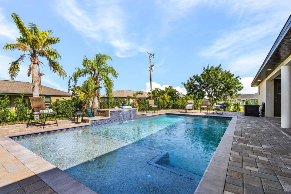 Heated Pool, Hot Tub, Sleeps 6! - Villa Good Times and Tan Lines - Roelens Vacations House in Cape Coral