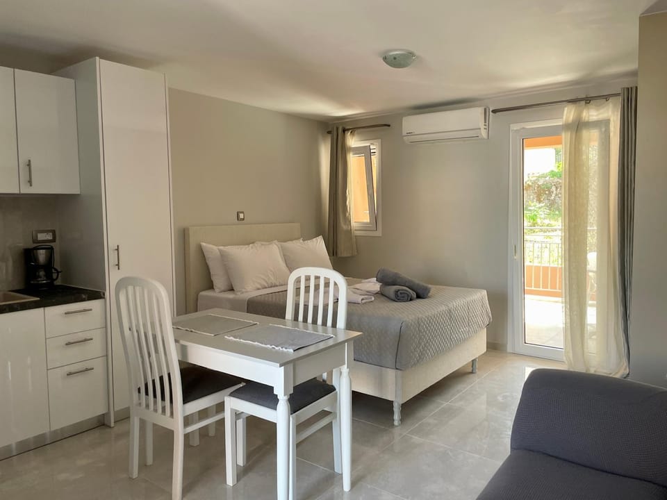 Bed, Kitchen or kitchenette, Living room, Photo of the whole room, Seating area, Dining area, Bedroom