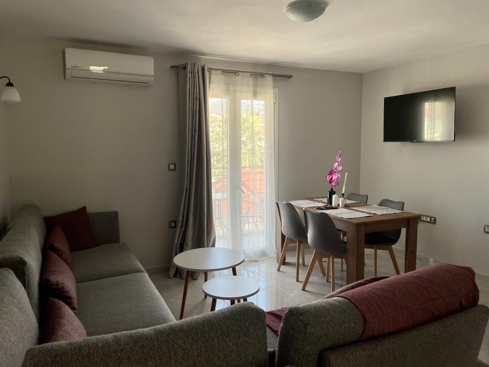 TV and multimedia, Living room, Seating area, Dining area, air conditioner